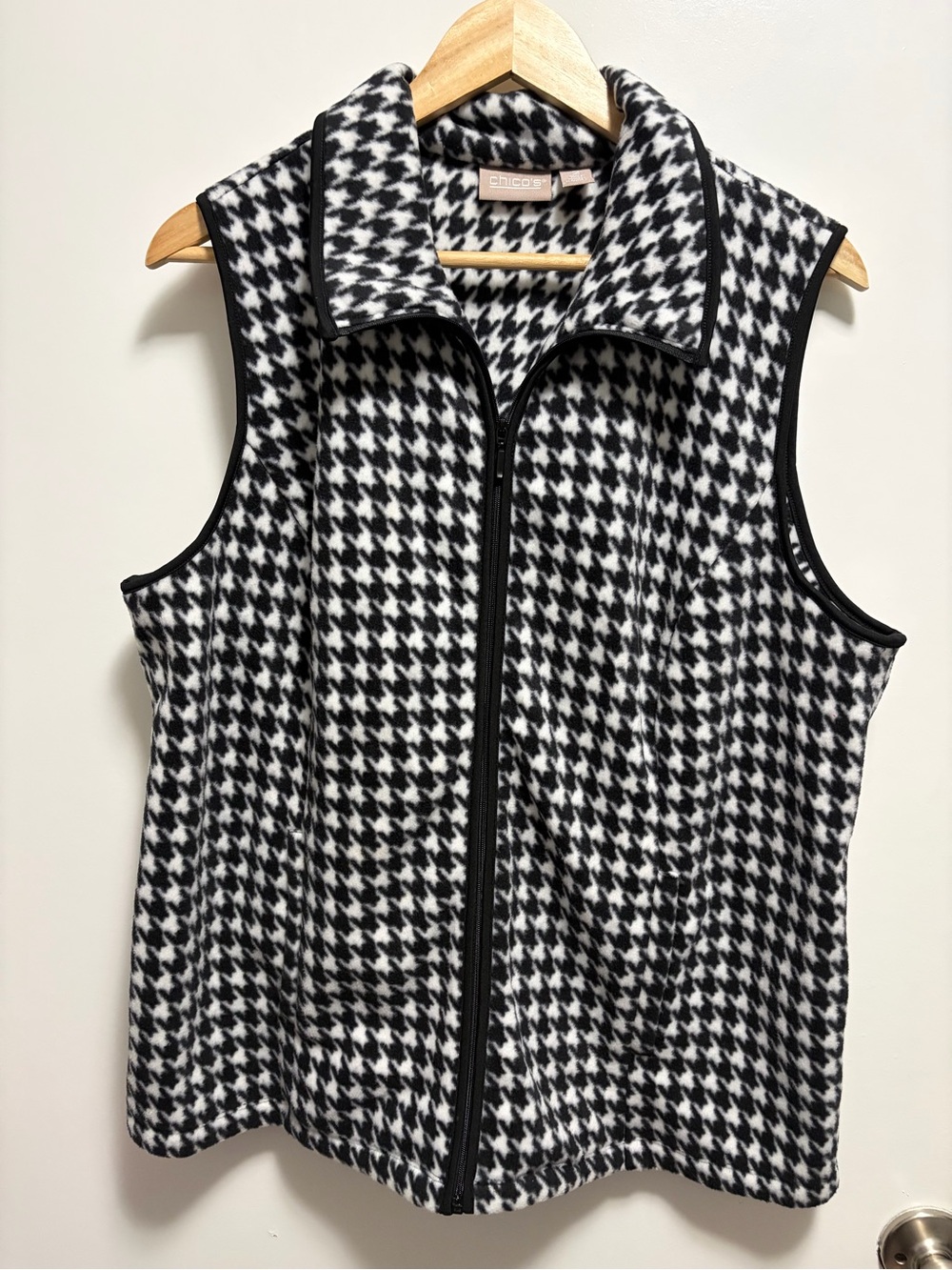 Chico’s Black and White Houndstooth Cozy Chic Vest Women’s Size 2